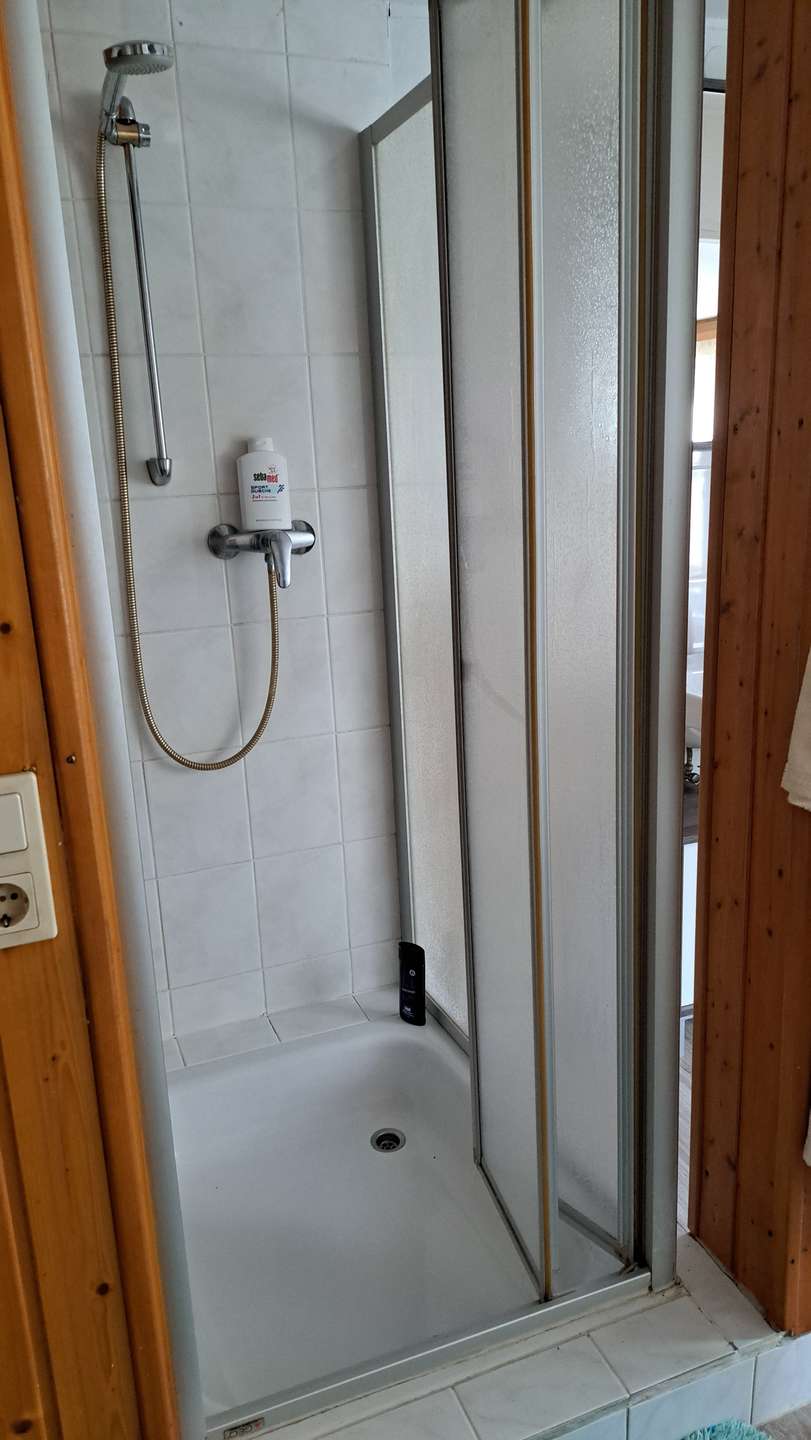 Dusche im Bad OG