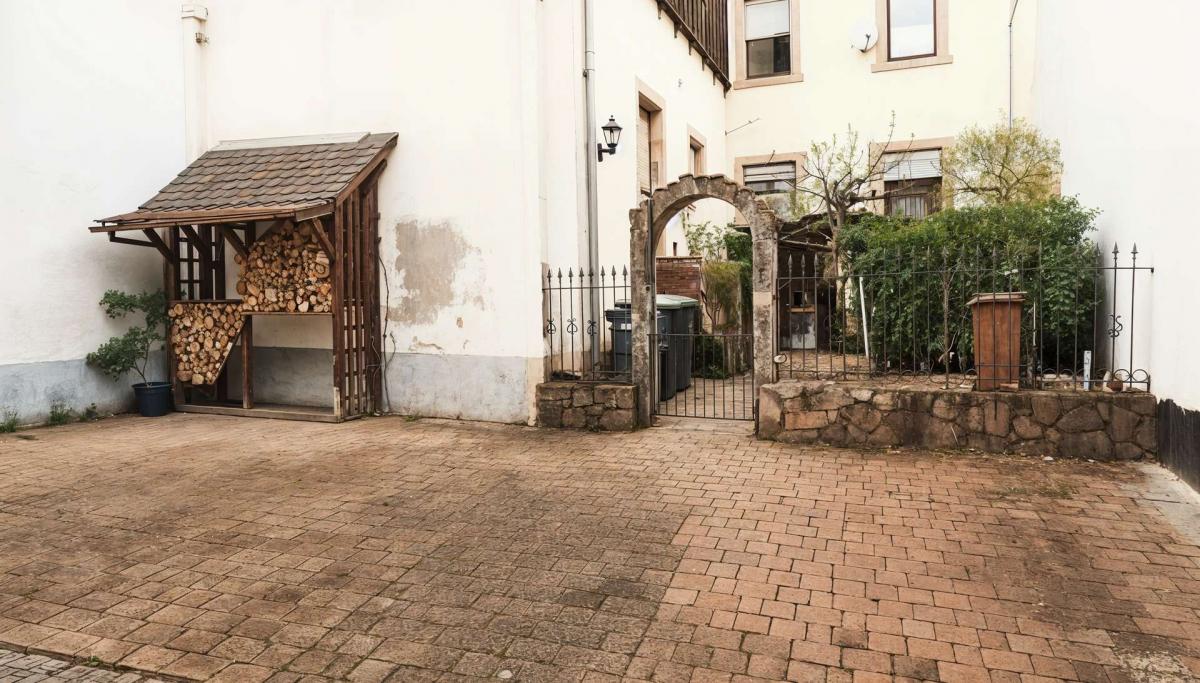 Parkplatz und Zugang Rückseite Gebäude