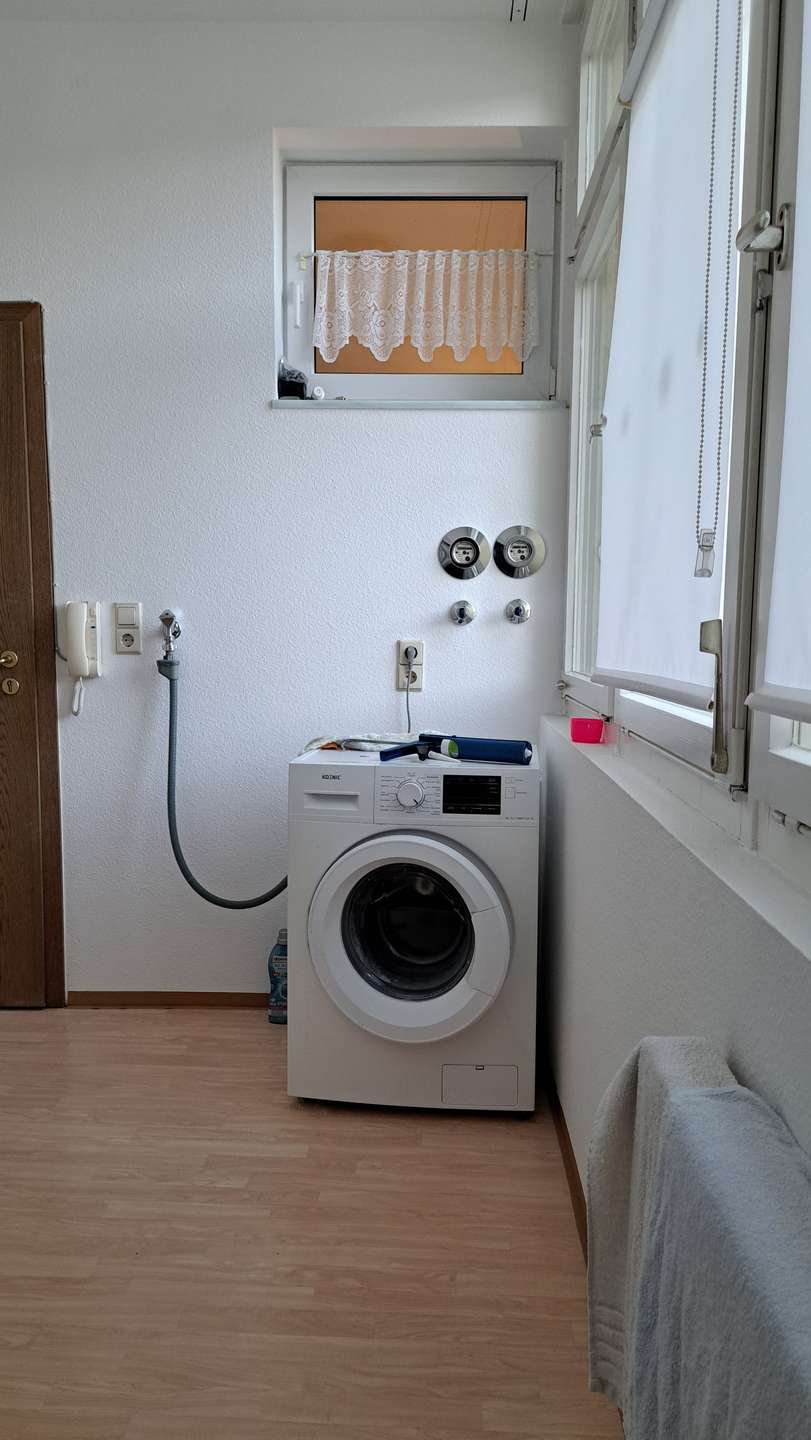 Vorraum mit Waschmaschine kleine Wohnung