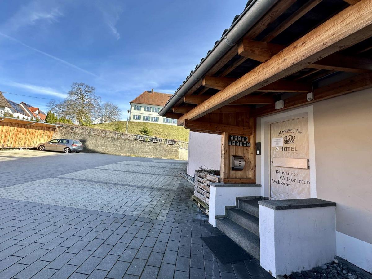 Außenansicht mit Parkplatz