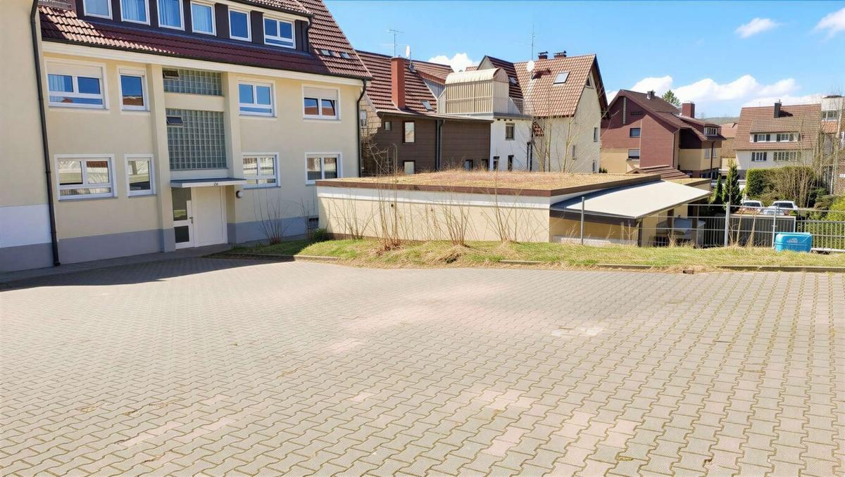 Stellplatz hinter dem Haus