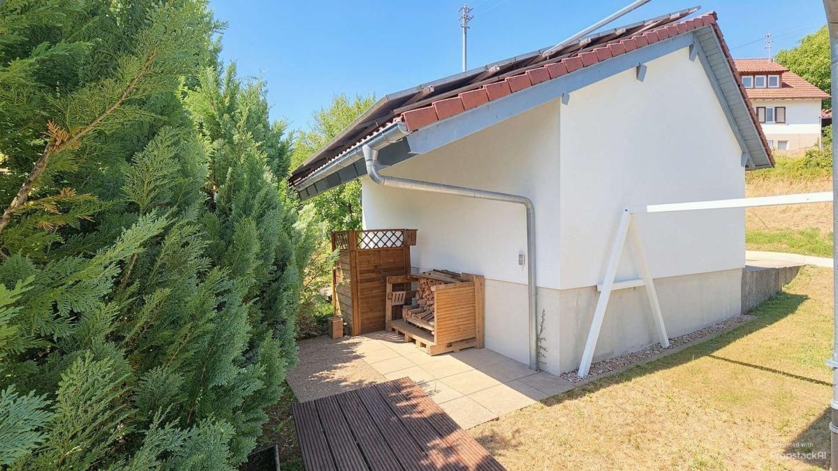 Außenansicht mit Garten - (KI optimiert)