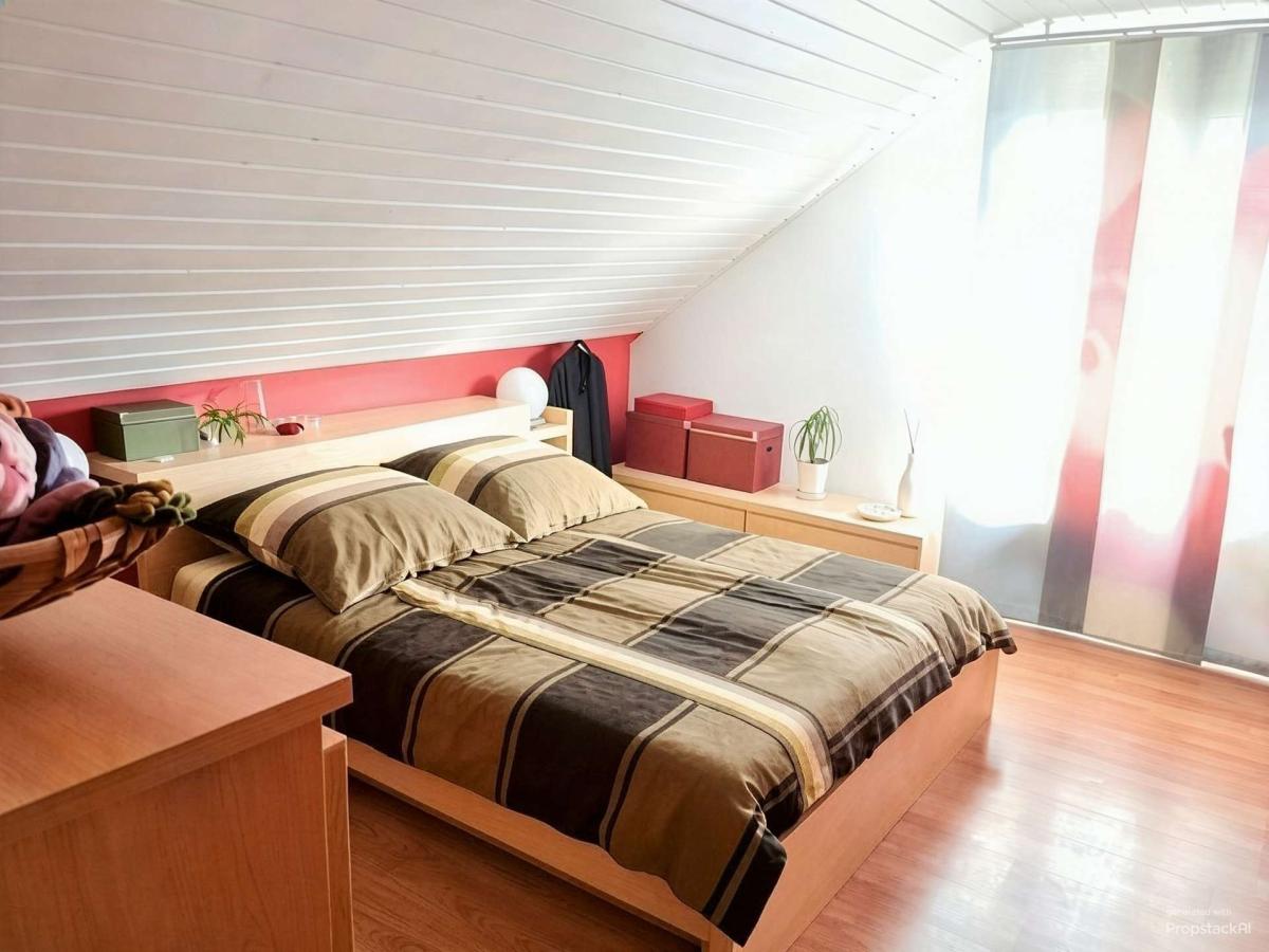 Schlafzimmer DG - (KI optimiert)