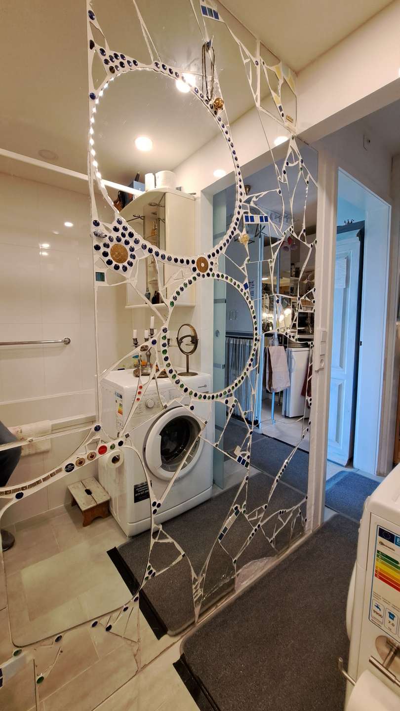 Bad mit Mosaikspiegel