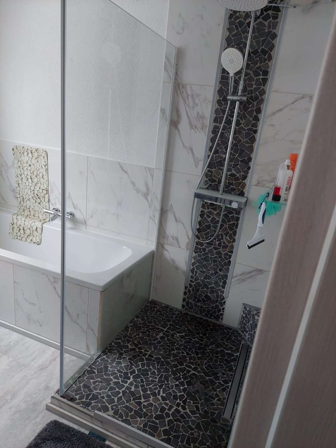 OG: Dusche im Badezimmer