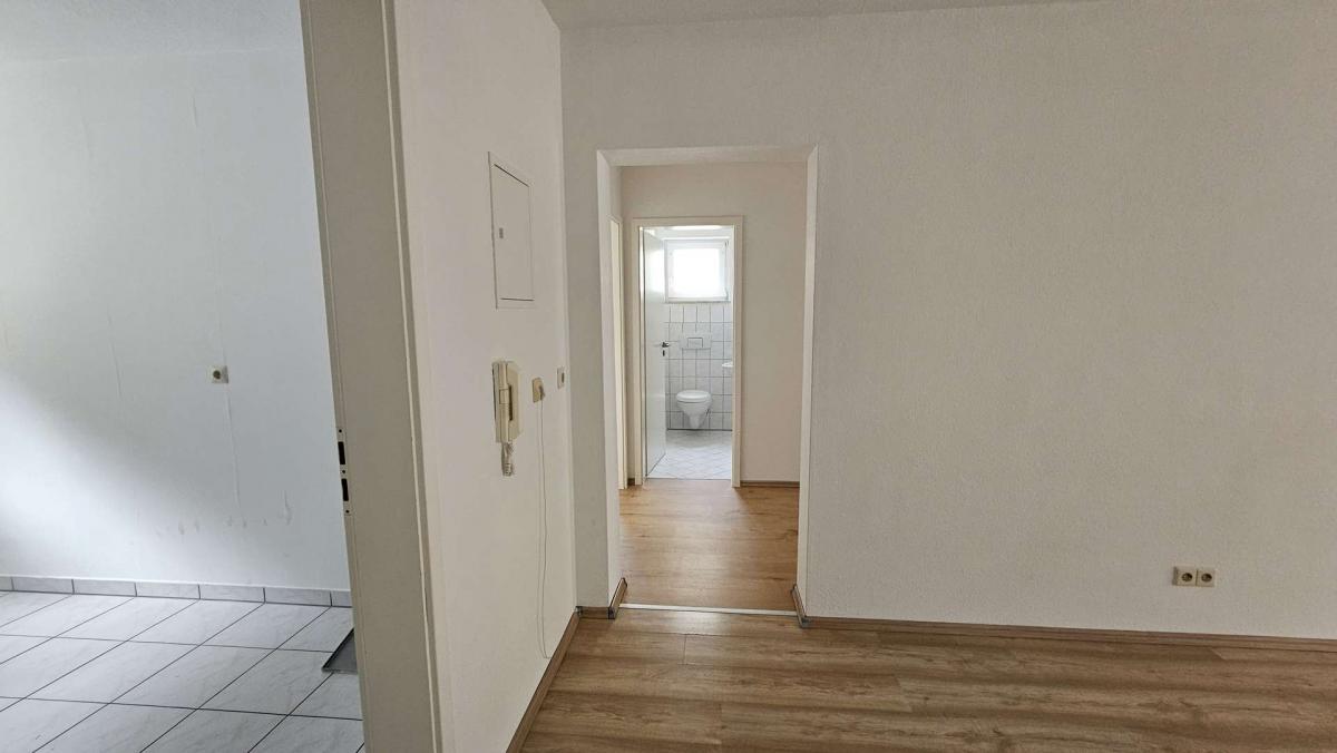 Blick vom Wohnzimmer zum Flur