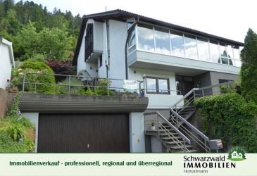 Wohnen mit Charakter: Besonderes Haus mit Wintergarten, Einliegerwohnung und Freiraum für Ideen