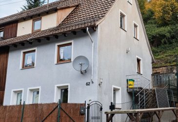 Doppelhaushälfte in Alpirsbach mit großem Grundstück und solider Basis und günstigem Preis