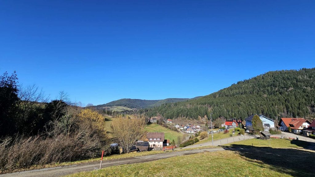 Attraktiver Kaufpreis in Baiersbronn-Huzenbach: vermietete 3-Zi.-Dachgeschosswohnung mit 2 Balkonen