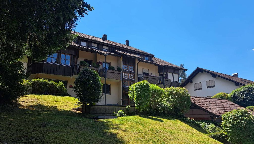 74 m², Terrasse und Garage – gepflegte 2-Zimmer-Wohnung in Baiersbronn