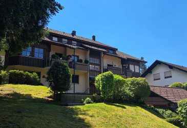 74 m², Terrasse und Garage – gepflegte 2-Zimmer-Wohnung in Baiersbronn