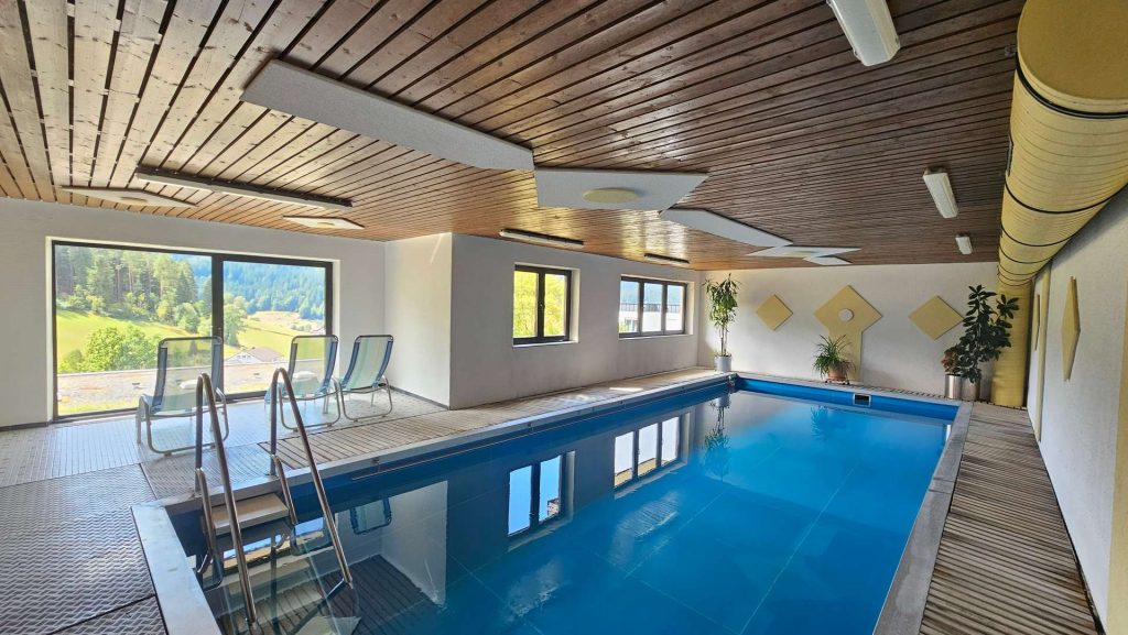 Schwarzwald draußen. Schwimmbad drinnen. – 4 Zimmer in Baiersbronn