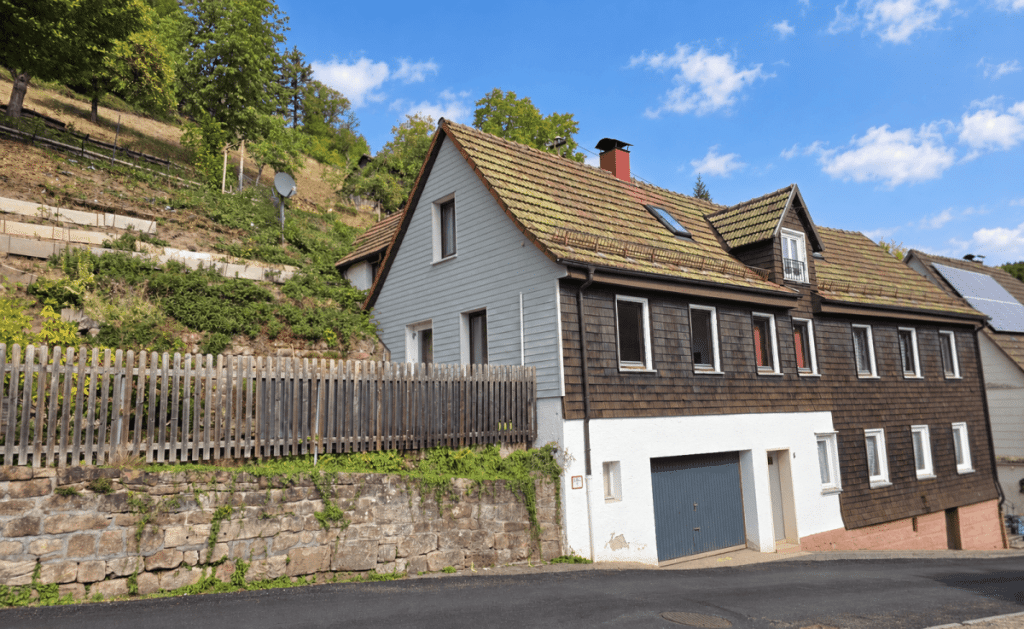 Eigenes Haus. Viel Platz. Großer Garten. Kurze Wege. – mitten in Alpirsbach