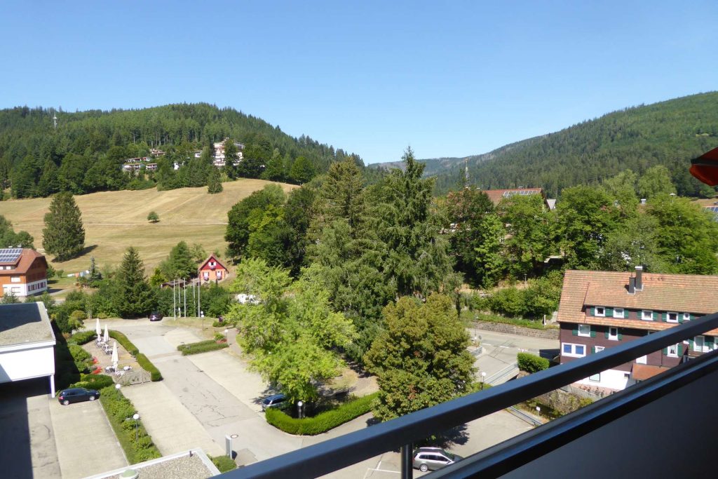 Kompakt wohnen. Weit blicken. – freie Wohnung mit Balkon in Baiersbronn-Obertal